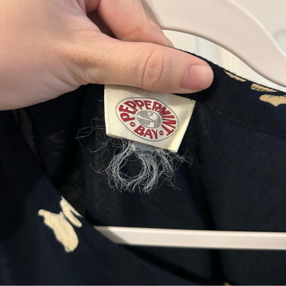 Chic Black Dress with Fish Design - Picture 4 of 6